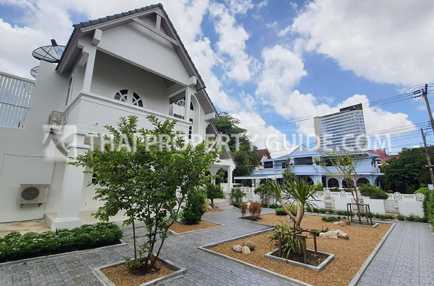 House with Shared Pool in Bangnatrad